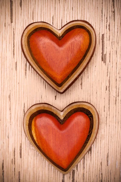 Dos corazones de madera — Foto de Stock