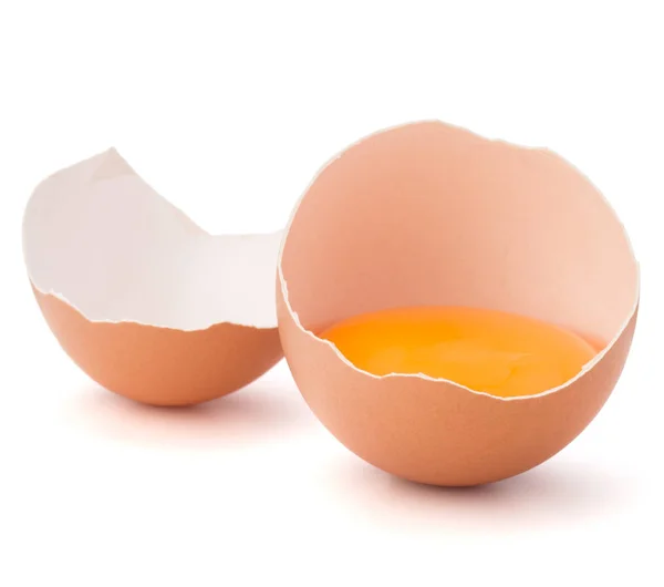 Gebroken ei in eierschaal helft geïsoleerd — Stockfoto