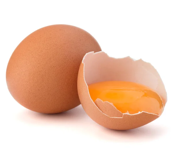 Ovo partido em casca de ovo metade e ovo cru — Fotografia de Stock