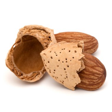 Beyaz üzerine izole edilmiş badem fıstıkları.