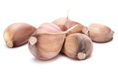 Sarımsak karanfilleri beyaza izole edilmiş