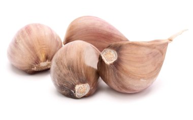 Sarımsak karanfilleri beyaza izole edilmiş 