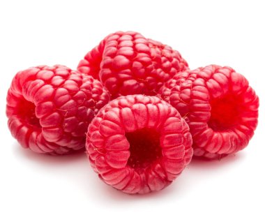 Olgun ahududu üzerinde beyaz izole