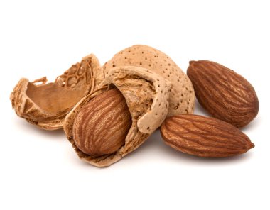 Beyaz üzerine izole edilmiş badem fıstıkları.