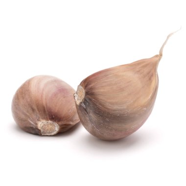 Sarımsak karanfilleri beyaza izole edilmiş