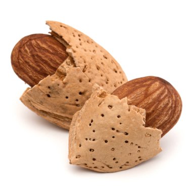 Beyaz üzerine izole edilmiş badem fıstıkları.