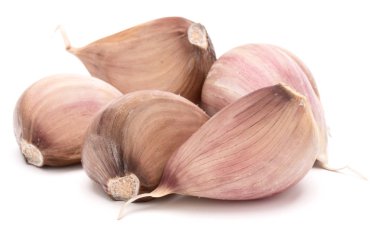 Sarımsak karanfilleri beyaza izole edilmiş 