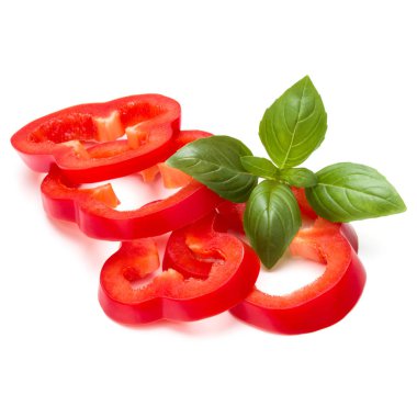 dolmalık biber dilimleri ve fesleğen yaprakları