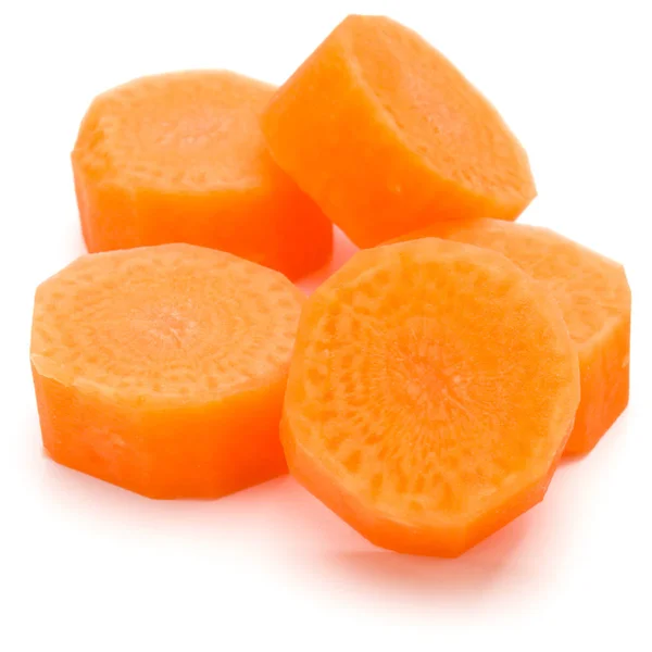 Изолированные кусочки моркови — стоковое фото