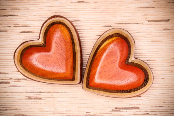 Два деревянных сердца — стоковое фото