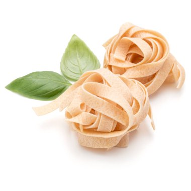 Makarna fettuccine yuva ve fesleğen yaprakları