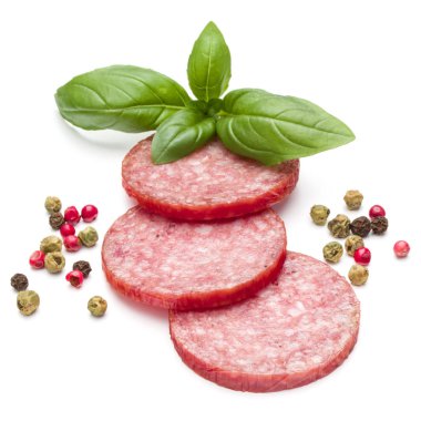 Salam dilimleri, fesleğen yaprakları ve karabiber