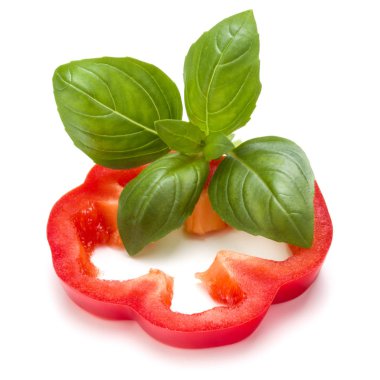 Kırmızı biber dilim ve fesleğen yaprakları