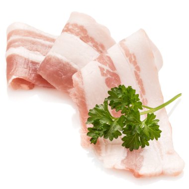 dilimlenmiş domuz pastırması ve maydanoz yaprakları