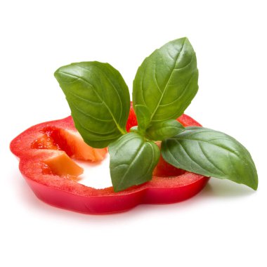 Kırmızı biber dilim ve fesleğen yaprakları