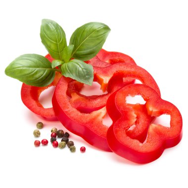 Kırmızı biber dilimleri ve fesleğen yaprakları