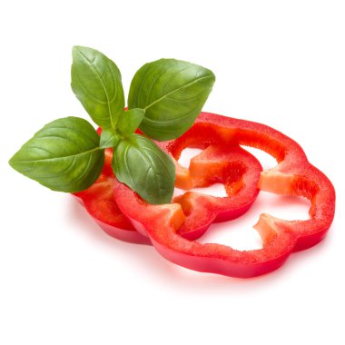 dolmalık biber dilimleri ve fesleğen yaprakları 