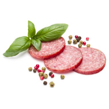 sosis üç dilim, fesleğen yaprakları ve karabiber füme