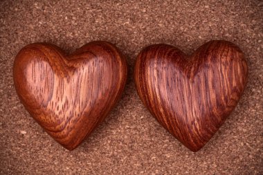 İki ahşap kalp tebrik kartı