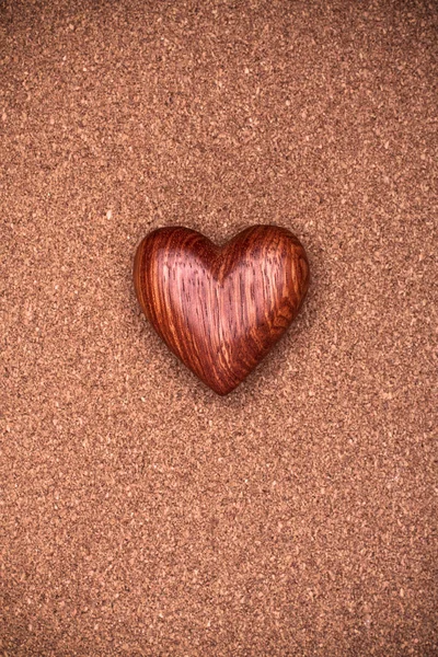 Cartão de saudação com coração de madeira — Fotografia de Stock