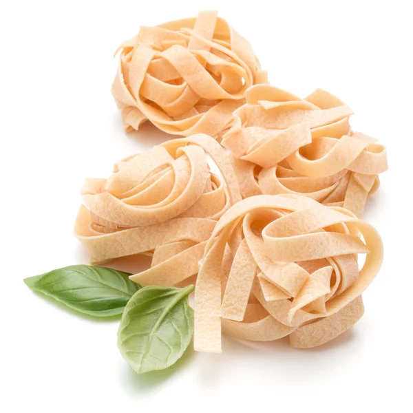 Italienische Pasta Fettuccine und Basilikumblätter — Stockfoto