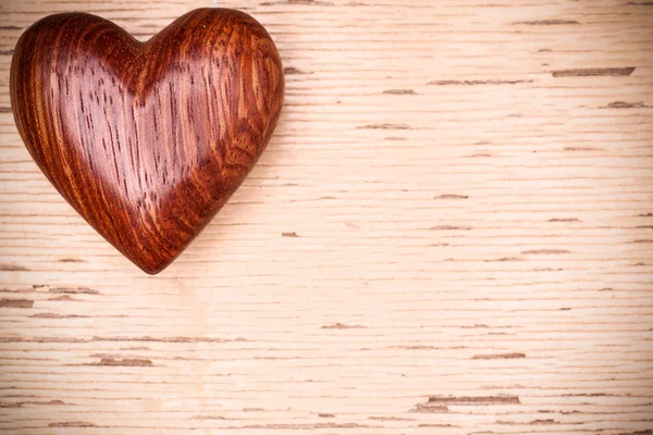 Blahopřání s dřevěným srdcem — Stock fotografie
