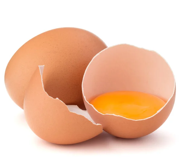 Huevo partido en cáscara de huevo mitad y huevo crudo — Foto de Stock