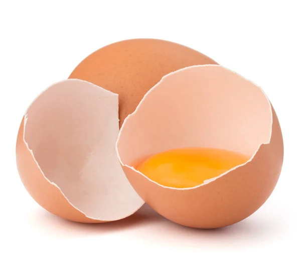 Gebroken ei in eierschaal helft en rauw ei — Stockfoto