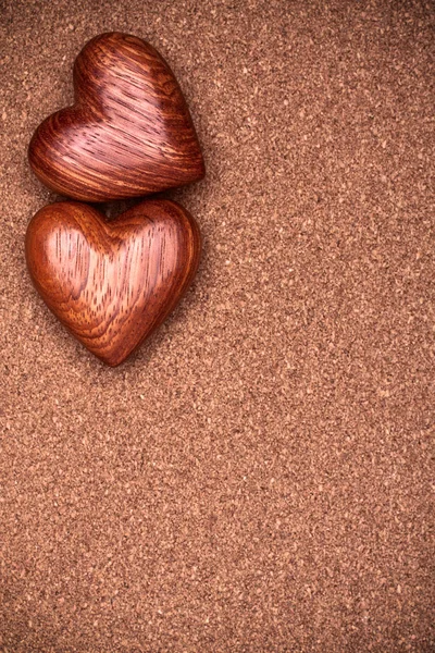 Деревянные сердца на деревенском дереве — стоковое фото