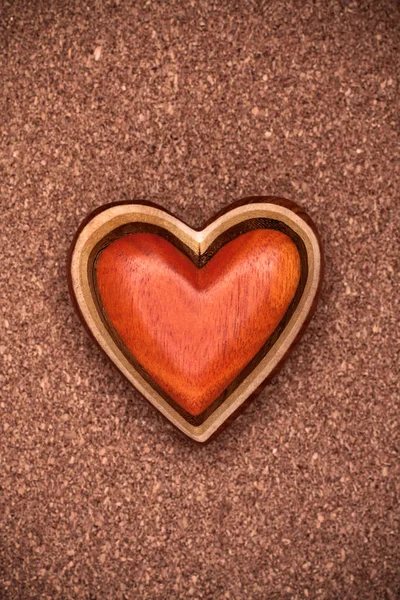 Corazón de madera sobre madera rústica — Foto de Stock