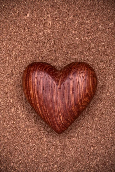 Одно деревянное сердце — стоковое фото