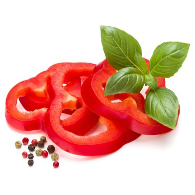 Kırmızı tatlı biber dilimleri ve fesleğen yaprakları 