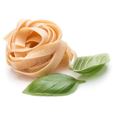 İtalyan makarna fettuccine yuva ve fesleğen yaprakları  