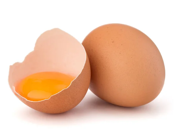Uovo rotto a metà guscio d'uovo e uovo crudo — Foto Stock