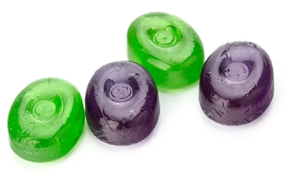 Четыре цветных фруктовых конфеты с твердым сахаром — стоковое фото