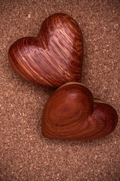 Dos corazones de madera — Foto de Stock