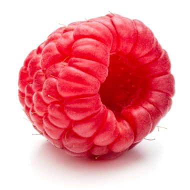 Beyaz üzerinde olgunlaşmış ahududu 