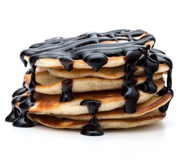 Çikolata şurubu ile krep yığını 