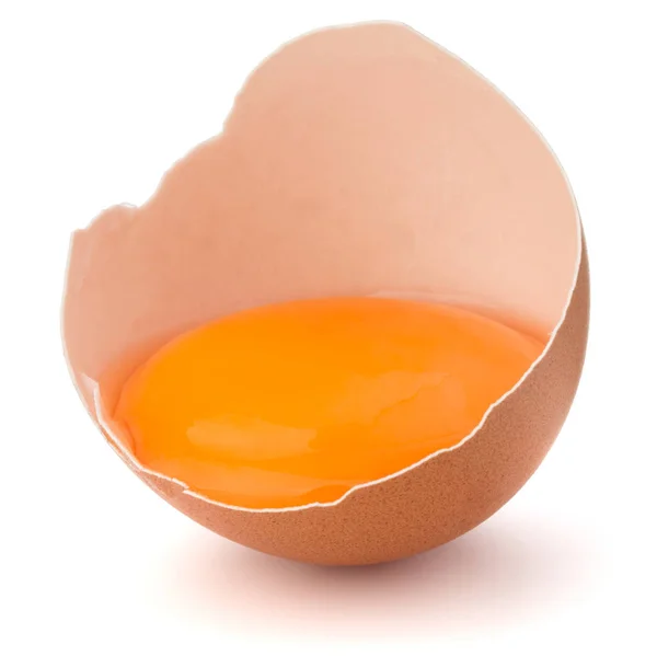 Huevo roto en cáscara de huevo mitad — Foto de Stock