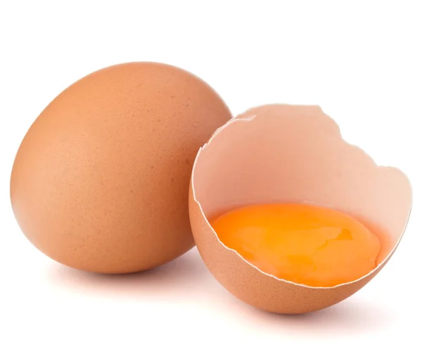 Gebroken ei in eierschaal helft en rauw ei — Stockfoto