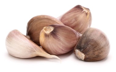 Sarımsak karanfilleri beyaza izole edilmiş 