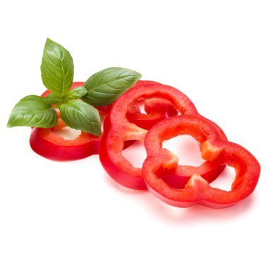 Kırmızı tatlı biber dilimleri ve fesleğen yaprakları 