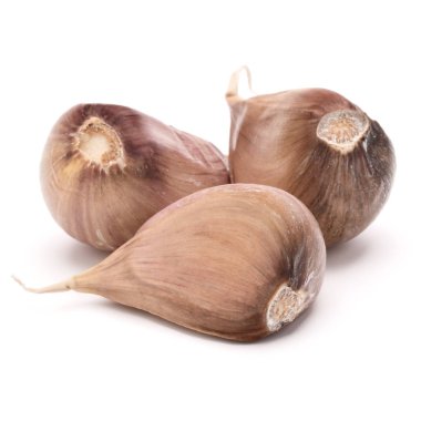 Sarımsak karanfilleri beyaza izole edilmiş 