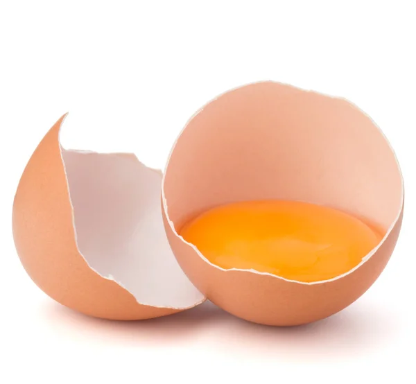 Trasiga ägg i äggskal halv — Stockfoto