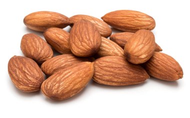 Beyaz üzerine izole edilmiş badem fıstıkları. 