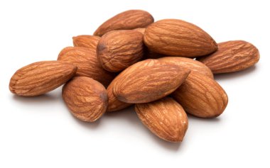 Beyaz üzerine izole edilmiş badem fıstıkları. 