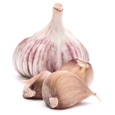 Sarımsak karanfilleri beyaza izole edilmiş 