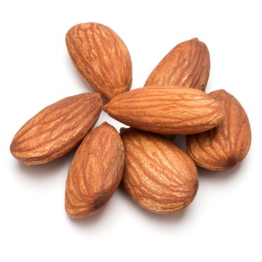 Beyaz üzerine izole edilmiş badem fıstıkları. 