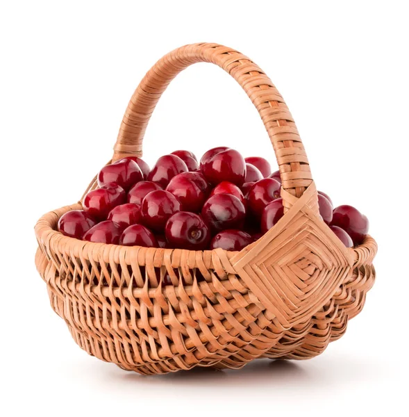 Bayas de cereza en cesta de mimbre — Foto de Stock