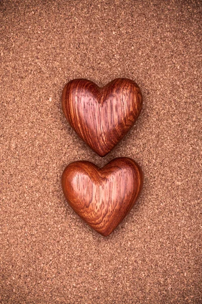 Dos corazones de madera — Foto de Stock